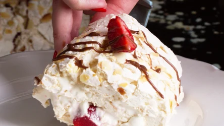 Rolada bezowa z truskawkami i kremem mascarpone smakuje jak kwintesencja lata