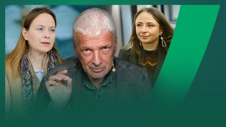 Trzy osoby na tle zielonej grafiki; mężczyzna z siwymi włosami na środku wykonuje gest dłonią, po jego bokach stoją dwie kobiety w jesiennych ubraniach.