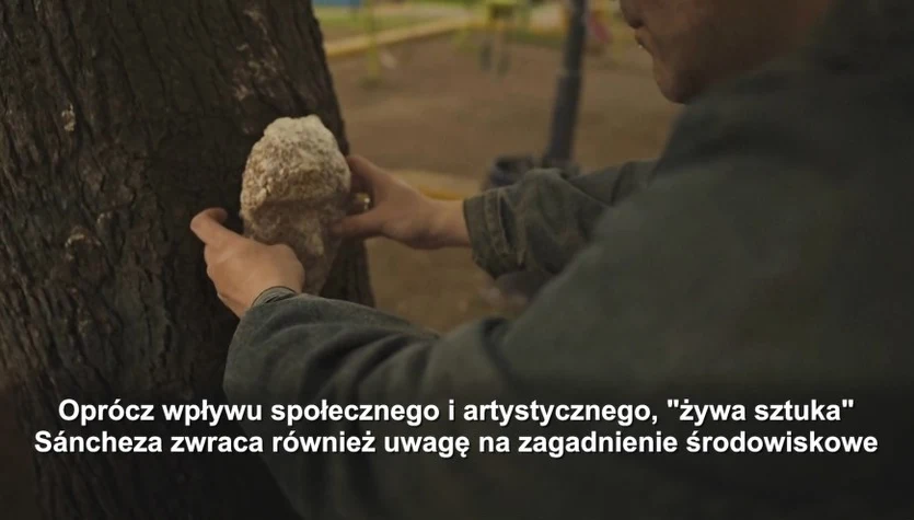Zamienia niedopałki papierosów w dzieła "żywej sztuki"