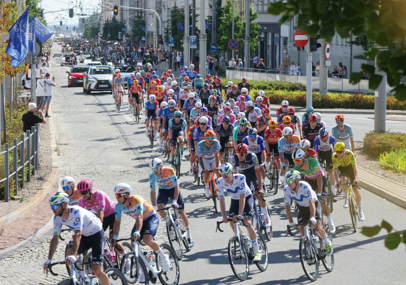 Tour de Pologne peleton kolarzy w kolorowych strojach rywalizujący podczas wyścigu na miejskiej ulicy