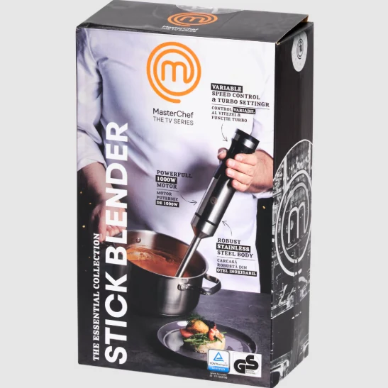 Opakowanie blendera ręcznego MasterChef z dużym napisem Stick Blender, pokazujące urządzenie zanurzone w garnku podczas blendowania zupy oraz prezentujące kluczowe cechy produktu, takie jak moc 1000 W i stalowa, wytrzymała obudowa.