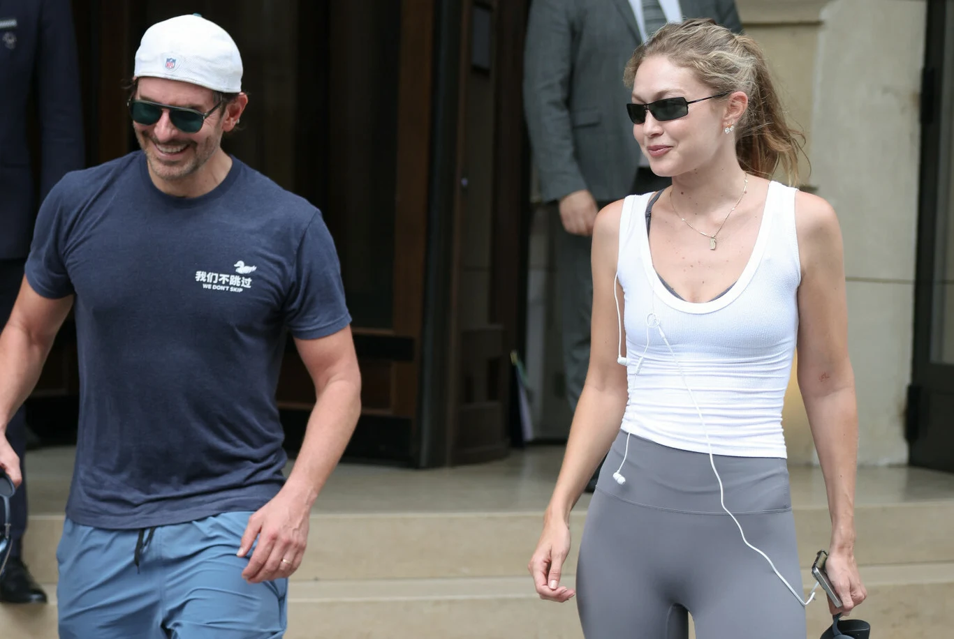 Bradley Cooper i Gigi Hadid na spacerze w paryżu. Oboje mieli obrączki ślubne Bradley Cooper i Gigi Hadid spacerują po Paryżu. Oboje mają na serdecznych palcach obrączki.