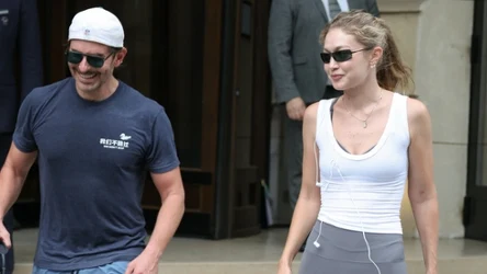 Bradley Cooper i Gigi Hadid na spacerze w paryżu. Oboje mieli obrączki ślubne