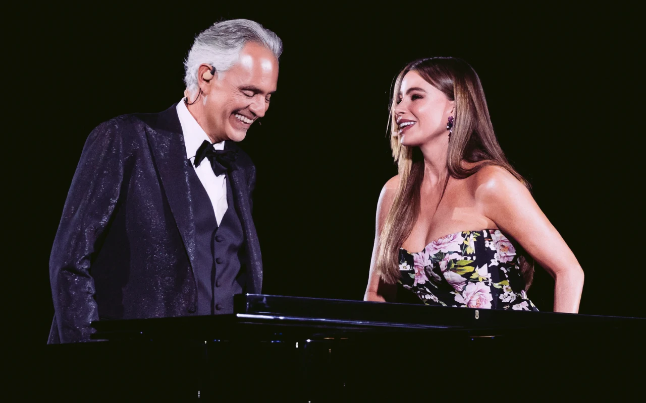 Andrea Bocelli świętuje 30-lecie kariery. Niezwykły koncert w Polsacie Andrea Bocelli w garniturze oraz kobieta w kwiecistej sukience stoją przy fortepianie podczas koncertu.