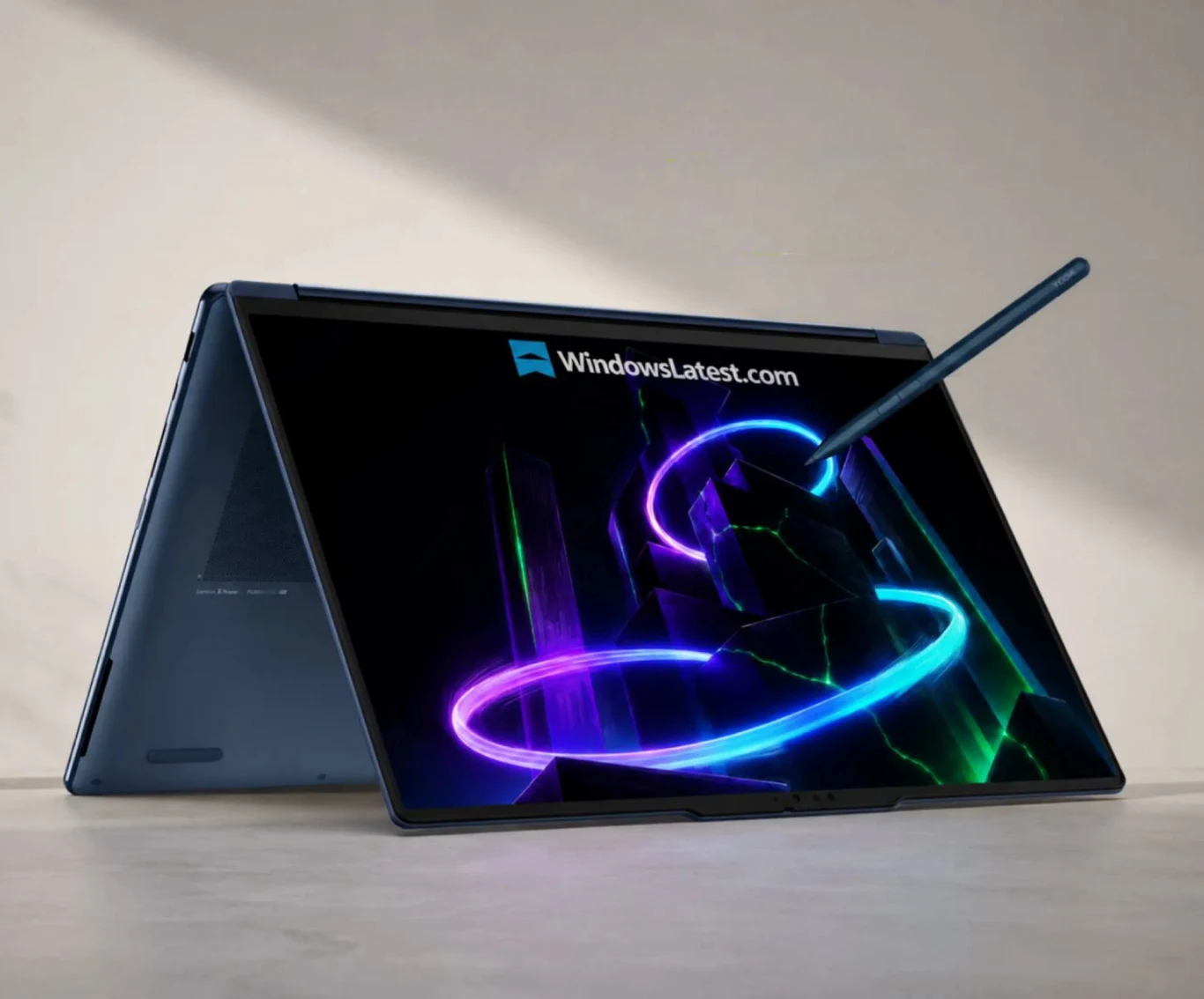 Laptop konwertowalny ustawiony w trybie namiotu, ekran z dynamiczną grafiką neonowych pierścieni i rysikiem opartym o powierzchnię wyświetlacza.