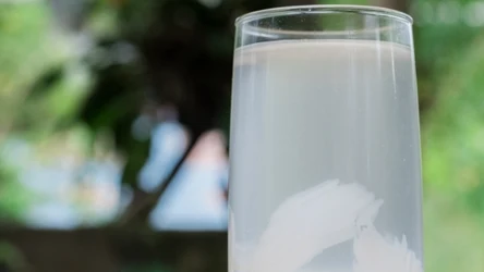 Pij schłodzoną lub dodaj do koktajlu. Woda kokosowa ma zaskakujący skład.