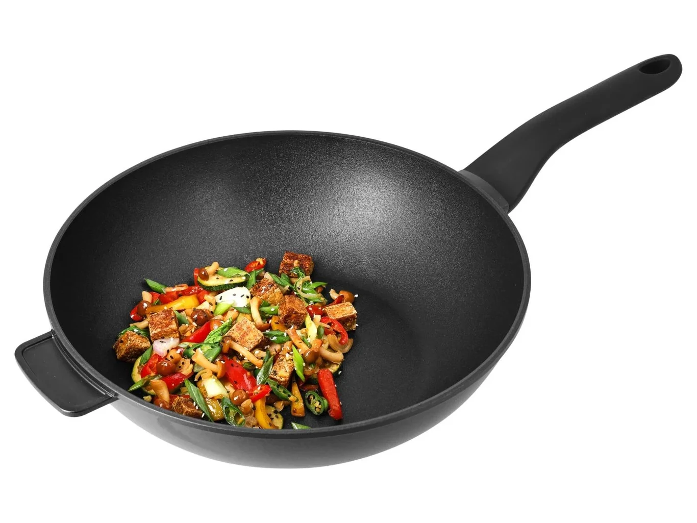 Czarny wok z długą rączką, zawierający podsmażone warzywa i kawałki tofu lub mięsa.