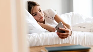 Spokojniejszy dzień zaczyna się bez telefonu. Badania dają do myślenia