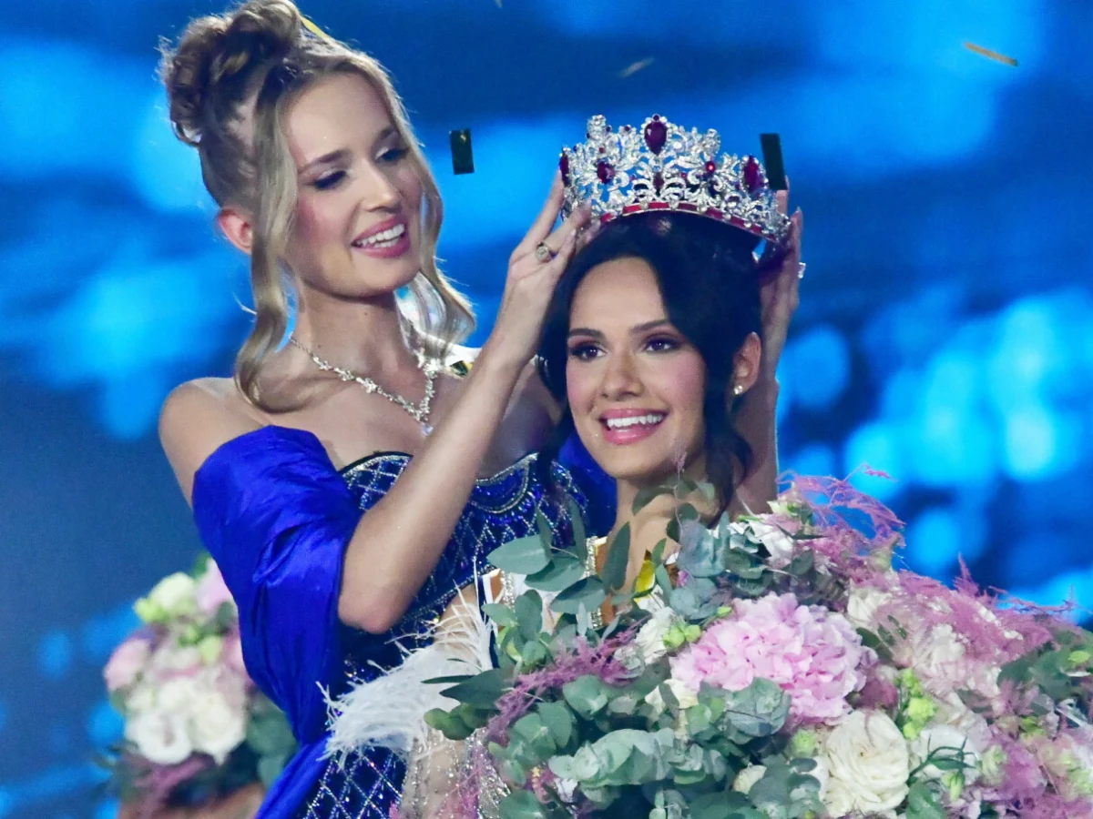 Oliwia Mikulska i Wiktoria Ptak na gali Miss Polski 2026 Oliwia Mikulska zakłada koronę Miss Polski 2026 nowej zwyciężczyni, Wiktorii Ptak, podczas gali w Nowym Sączu.