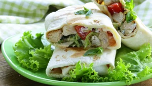 Domowy kebab z kurczaka smakuje wybornie na ciepło i na zimno