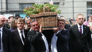 Trumna z ciałem Glena Hansarda w drodze do katedry św. Patryka w Dublinie