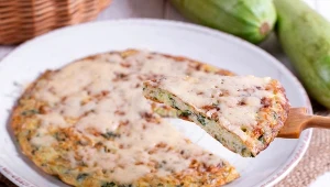 Puszysty omlet z dodatkiem cukinii sprawdzi się nie tylko na śniadanie, ale też na obiad
