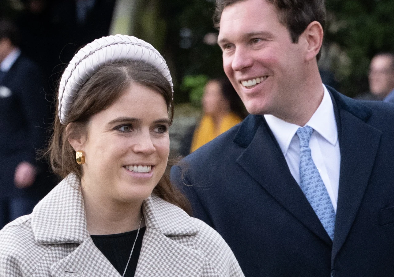 Księżniczka Eugenia i Jack Brooksbank Księżniczka Eugenia w beżowym płaszczu i jej mąż Jack Brooksbank w ciemnym płaszczu i niebieskim krawacie