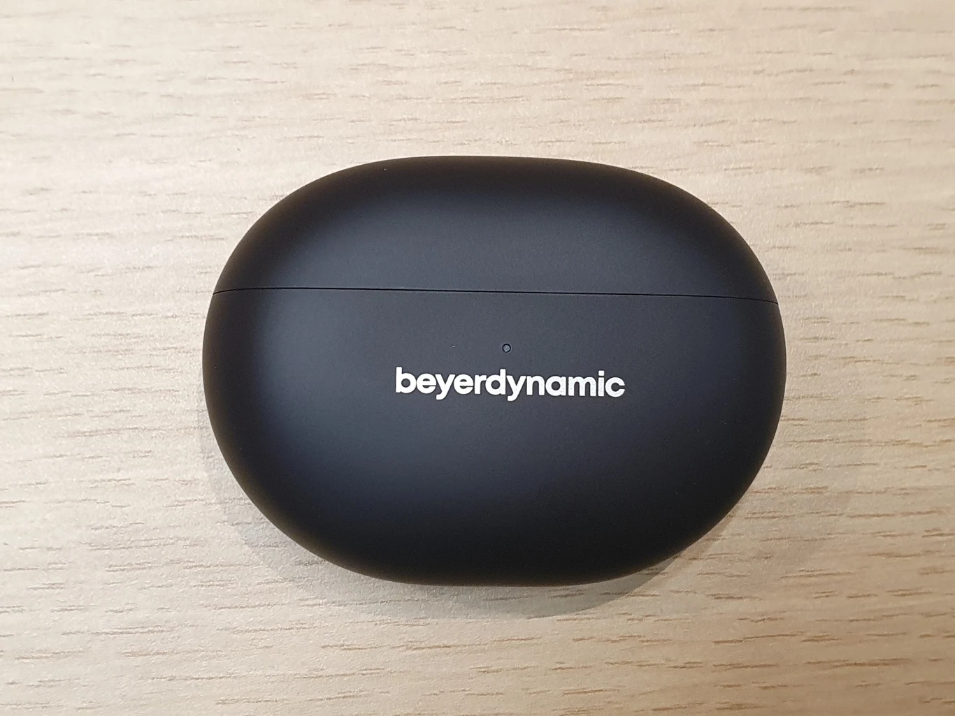 Czarne etui na słuchawki bezprzewodowe z logo beyerdynamic umieszczonym centralnie na górnej części obudowy.
