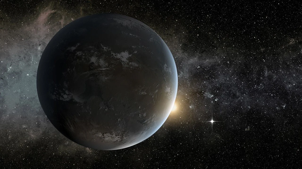 Planeta TOI-561 b jest superziemią. Ciemna planeta na pierwszym planie, oświetlona z bocznej strony, na tle rozgwieżdżonej przestrzeni kosmicznej z widoczną smugą Drogi Mlecznej.