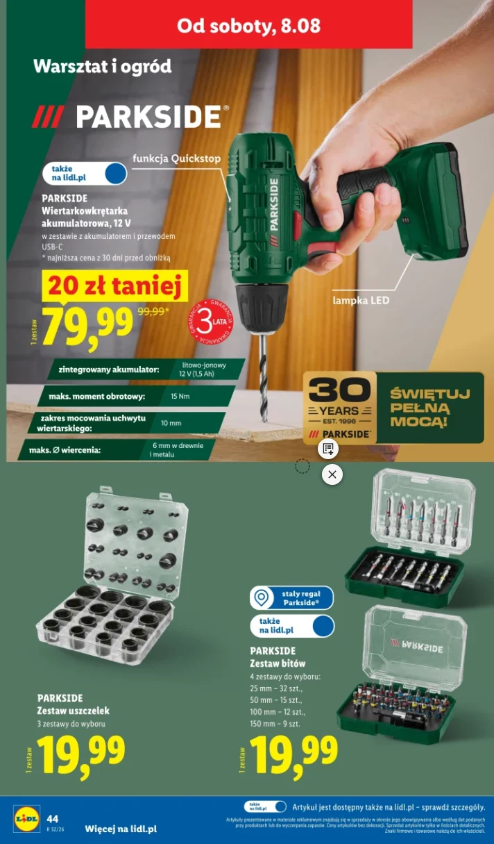 Zielona wiertarko-wkrętarka PARKSIDE używana przez osobę przy drewnianej powierzchni, wyróżniona cena promocyjna 79,99 zł, obok zestawy końcówek i bitów w przezroczystych opakowaniach oraz informacje o dodatkowych zestawach narzędziowych za 19,99 zł.