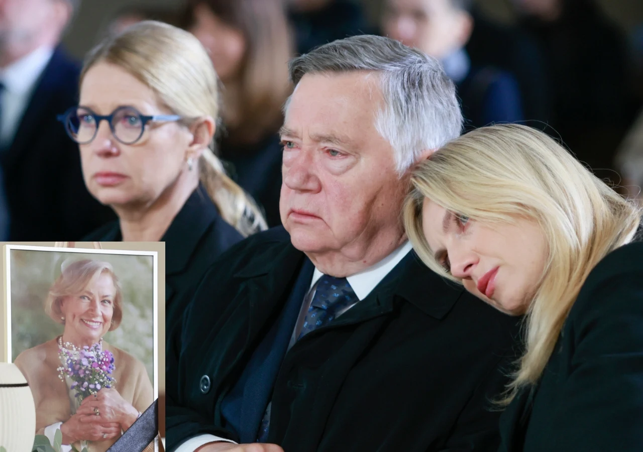 Sceny pogrzebu Marii Zięby w serialu "Na Wspólnej" Trzy osoby siedzą obok siebie w skupieniu i smutku, jedna z kobiet opiera głowę na ramieniu mężczyzny; na pierwszym planie fotografia starszej kobiety z bukietem kwiatów.