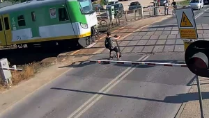Chłopak na hulajnodze w ostatniej chwili zatrzymał się przed rozpędzonym pociągiem