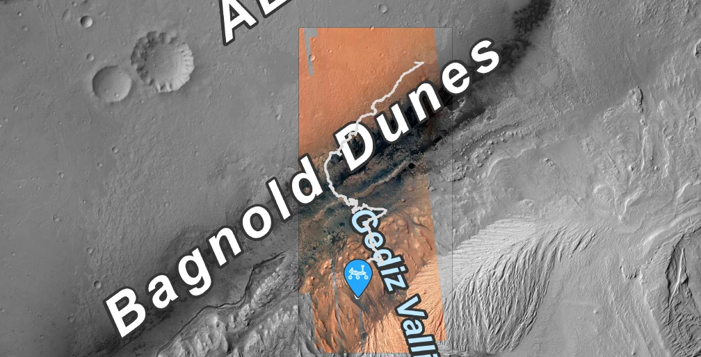 Dotychczasowy dystans pokonany przez Curiosity na Marsie. Mapa fragmentu powierzchni Marsa z wyróżnionym obszarem Bagnold Dunes, oznaczeniem doliny Gediz Valley i wyraźnymi strukturami geologicznymi, w tym kraterami oraz pasmem wzniesień i wydm.