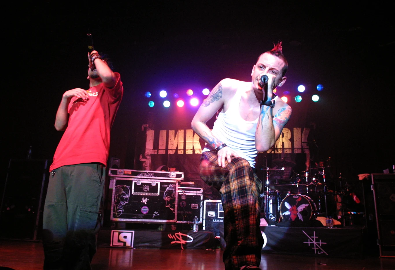 Linkin Park w The Hollywood Palladium (2001) Dwóch muzyków Linkin Park na scenie w The Hollywood Palladium w 2001 roku, z widoczną perkusją i sprzętem.