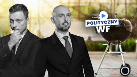 Dwóch mężczyzn w garniturach po lewej stronie kadru, grill ogrodowy po prawej, na górze napis 'Polityczny WF' z graficznym motywem odtwarzania wideo.