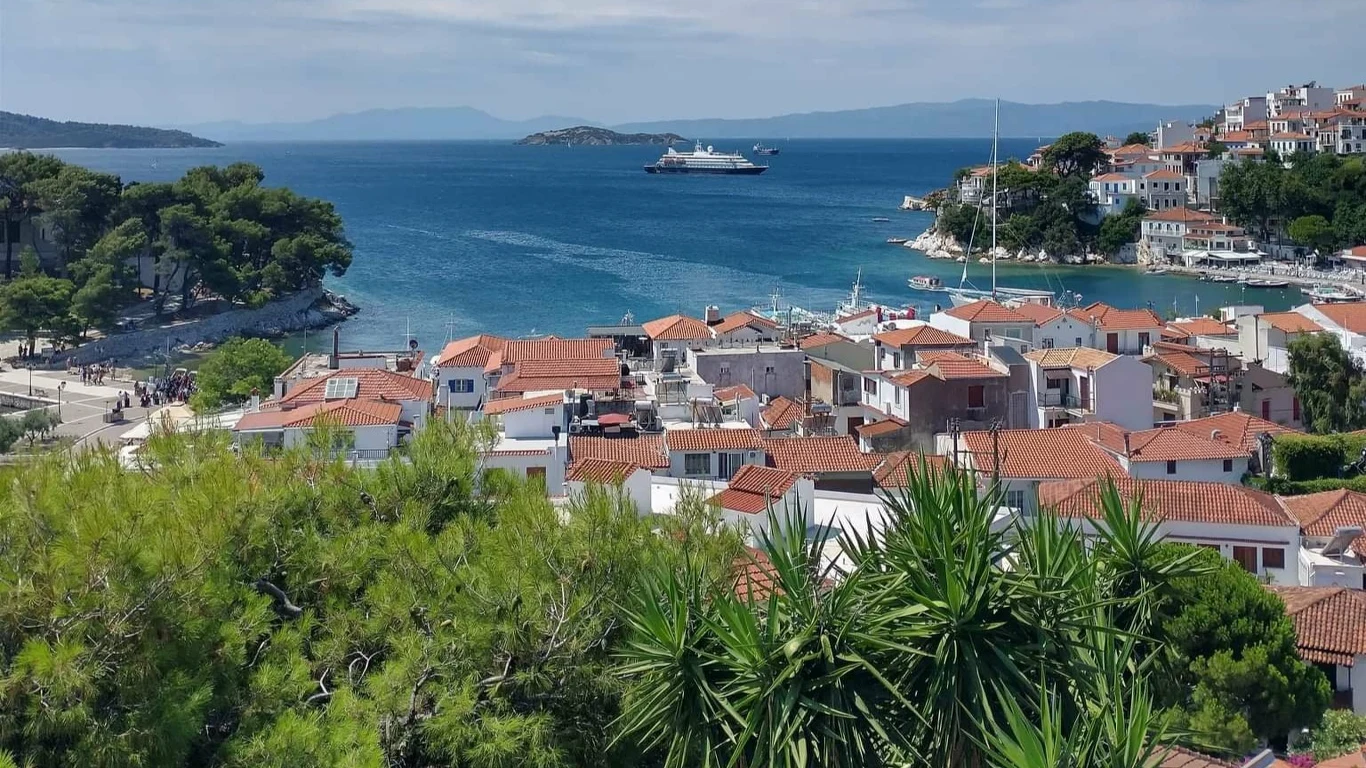 To mało znana perełka Grecji. Na wyspie Skiathos czekają bajkowe krajobrazy, pyszne jedzenie i piękne plaże. To mało znana perełka Grecji. Na wyspie Skiathos czekają bajkowe krajobrazy, pyszne jedzenie i piękne plaże.