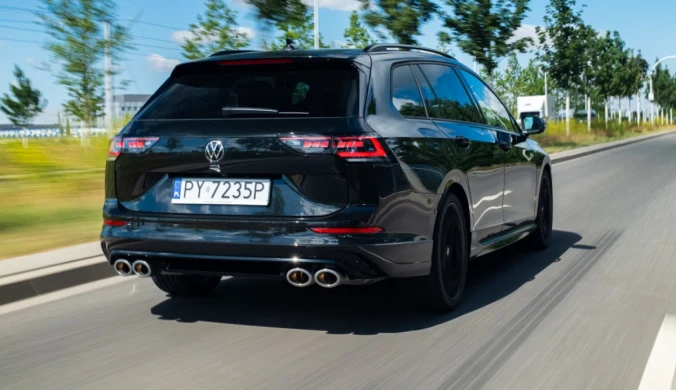 Z tyłu tylko cztery końcówki układu wydechowego podpowiadają, że to nie jest zwykły Golf