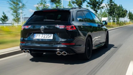 Z tyłu tylko cztery końcówki układu wydechowego podpowiadają, że to nie jest zwykły Golf