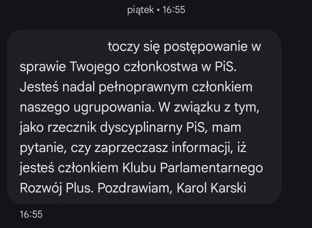 Wiadomość tekstowa dotycząca postępowania dyscyplinarnego w sprawie członkostwa w PiS, z pytaniem o przynależność do Klubu Parlamentarnego Rozwój Plus, podpisana przez Karola Karskiego.