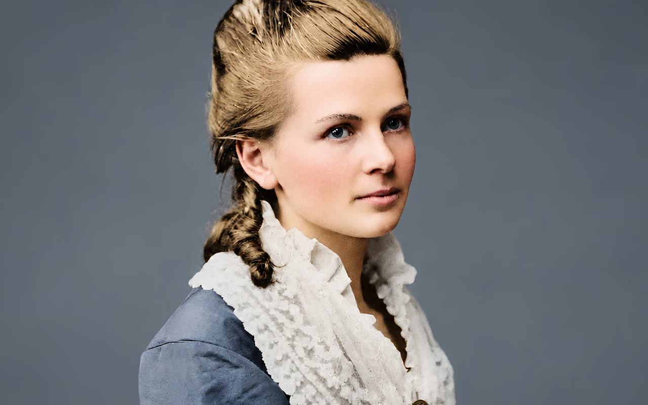 Bertha Benz Kobieta z upiętymi blond włosami, ubrana w historyczną suknię z białym koronkowym kołnierzem. Zdjęcie koloryzowane.