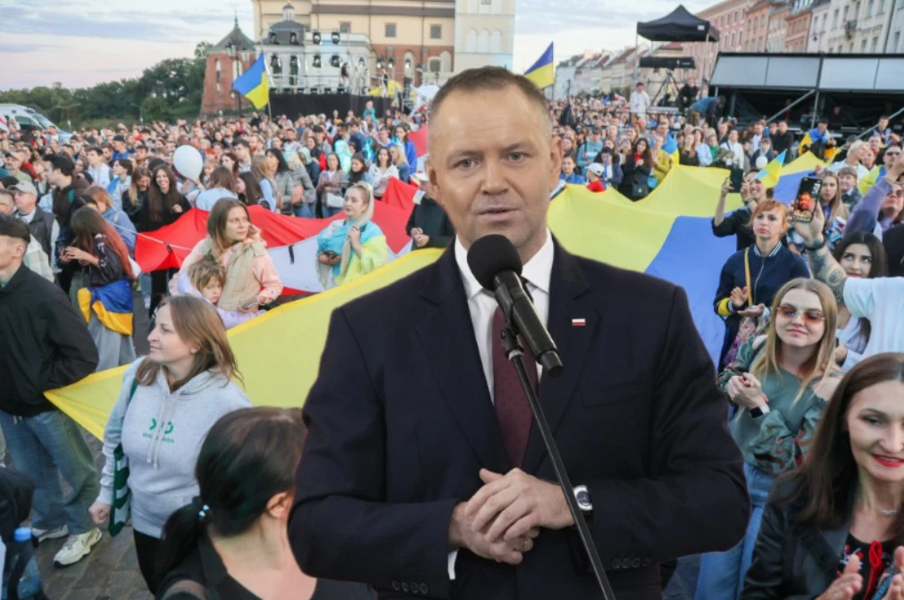 Prezydent Karol Nawrocki na tle ukraińskiej demonstracji Prezydent Karol Nawrocki, w tle Ukraińcy