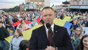 Prezydent Karol Nawrocki na tle ukraińskiej demonstracji