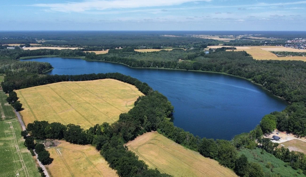Jezioro Tuczno pod Poznaniem jest znakomitą alternatywą dla Mazur Jezioro Tuczno otoczone lasami i polami uprawnymi, z żółtymi zbożami i niebieską taflą wody.