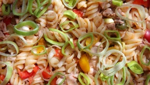 Pyszna sałatka z tuńczykiem sprawdzi się chociażby do lunchboxa