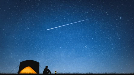 Perseidy to jeden z najpiękniejszych rojów meteorów, który można obserwować w sierpniowe noce