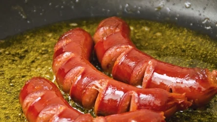 Smaż kiełbasę w ten sposób. W końcu będzie chrupiąca i aromatyczna