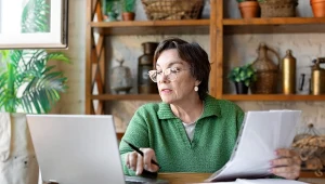 Dorabianie przez internet na emeryturze. Kiedy trzeba poinformować o tym ZUS?