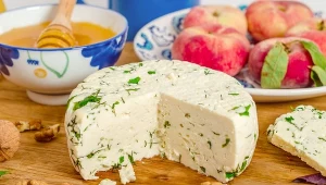 Domowy ser z dodatkiem świeżych ziół to pyszna propozycja na zdrowe śniadanie