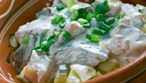 Śledzie w śmietanie doskonale smakują z ugotowanymi ziemniakami