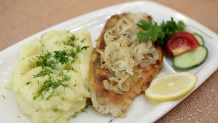 Filet z białek ryby w panierce można podać z dodatkiem cebuli 