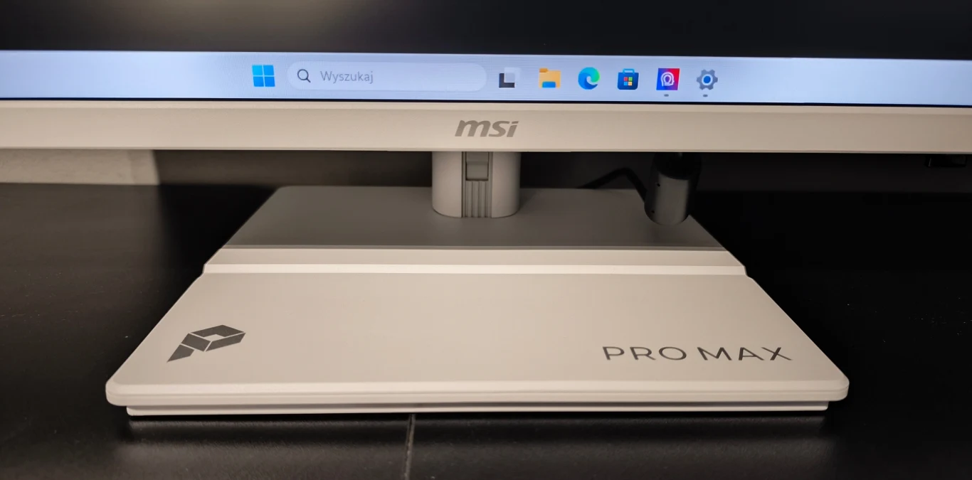 MSI PRO MAX 27P Z Monitor komputerowy marki MSI z otwartym systemem Windows, ustawiony na podstawce oznaczonej napisem PRO MAX.