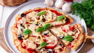 Sycąca pizza z serka wiejskiego na szybką przekąskę
