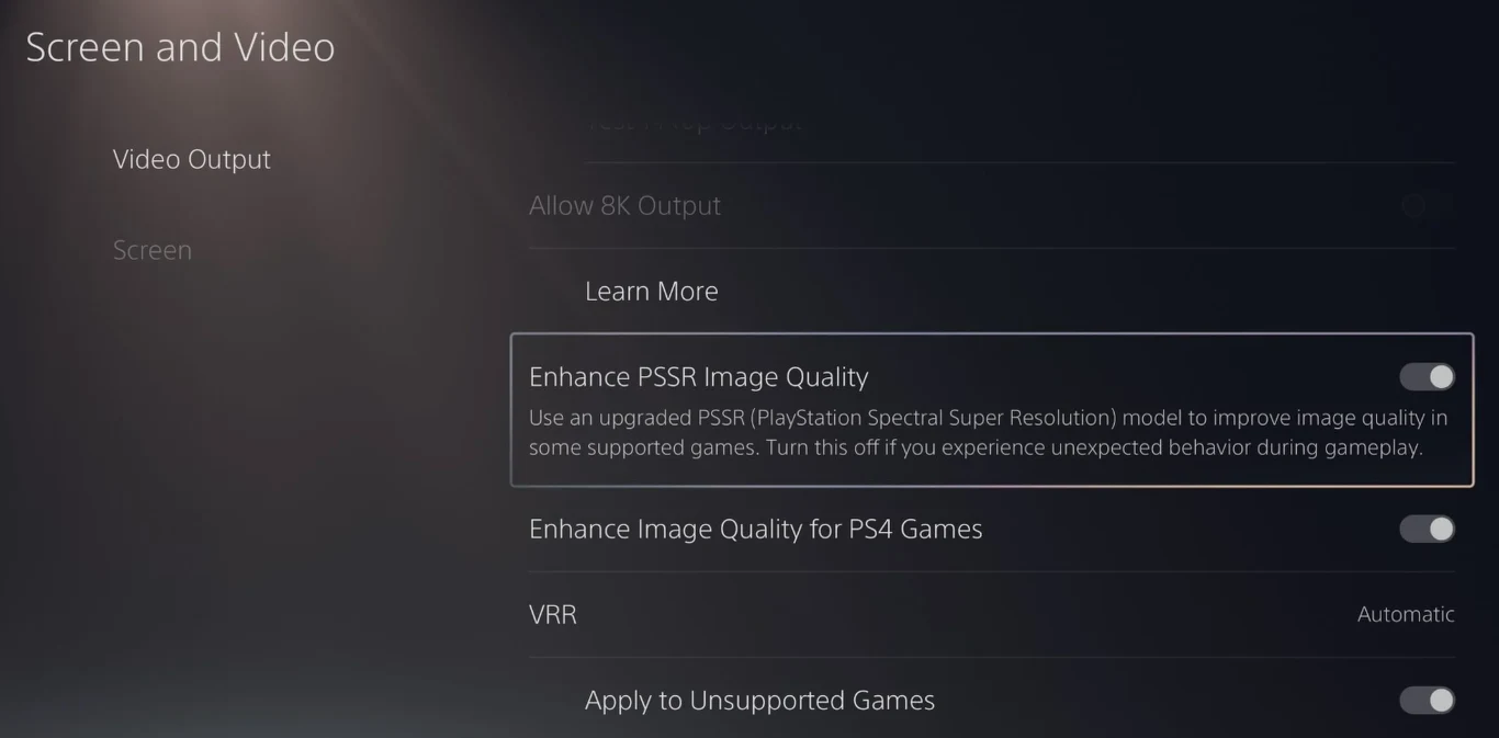 Menu ustawień ekranu i wideo na konsoli PlayStation z wyszczególnioną opcją poprawy jakości obrazu PSSR, przełącznikiem VRR oraz innymi opcjami dotyczącymi jakości wyświetlania gier.