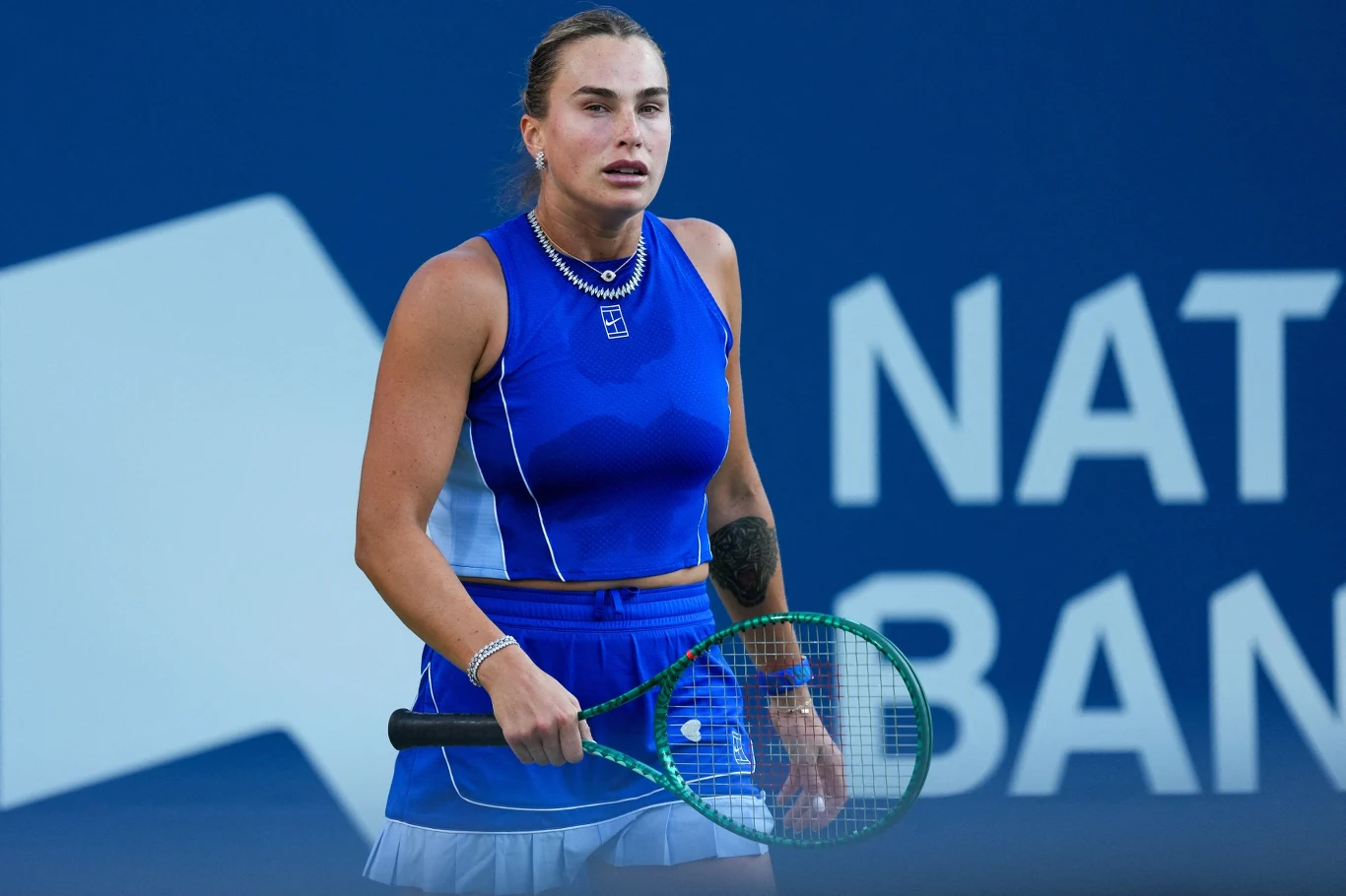 Aryna Sabalenka, Toronto 2026 Kobieta w niebieskim stroju tenisowym trzyma rakietę na korcie, skupiona podczas meczu.