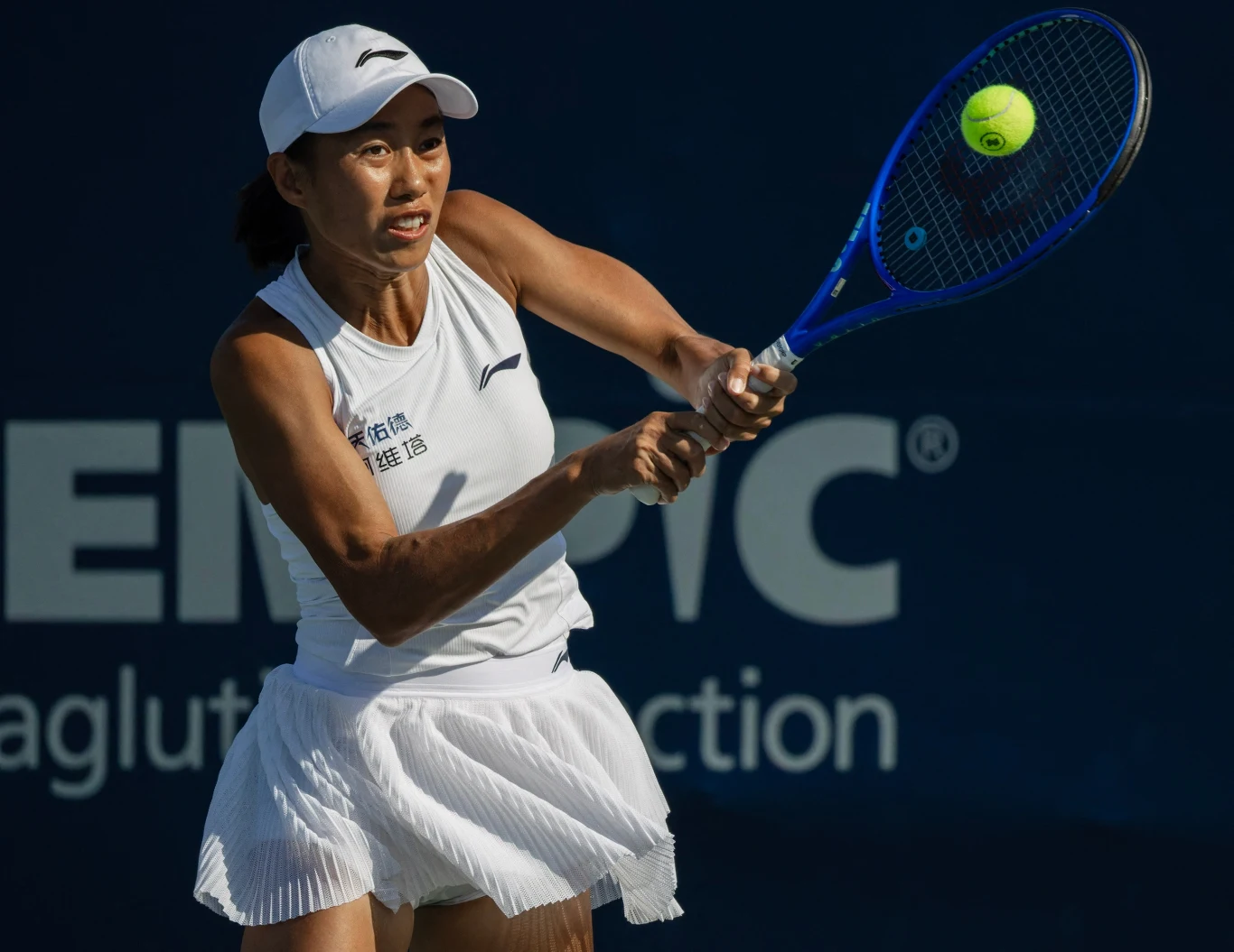 Shuai Zhang, Toronto 2026 Tenisistka w białym stroju uderza piłkę rakietą podczas dynamicznej wymiany na korcie tenisowym.