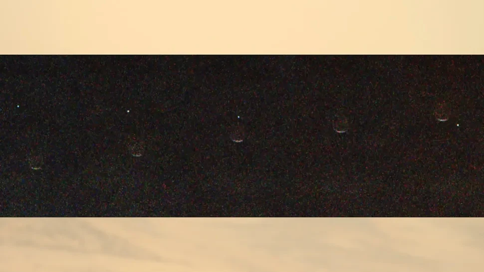 Księżyc Fobos i Ziemia na nocnym niebie Marsa uchwycone przez łazik Perseverance. Kilka faz księżyca na nocnym niebie ustawionych w poziomej linii, ukazujących częściowe zaćmienie.