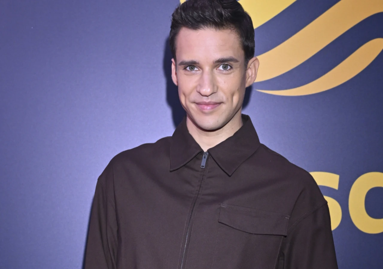 Dominik Smaruj Dominik Smaruj, uczestnik 19. edycji programu Taniec z gwiazdami, na tle ścianki sponsorskiej.