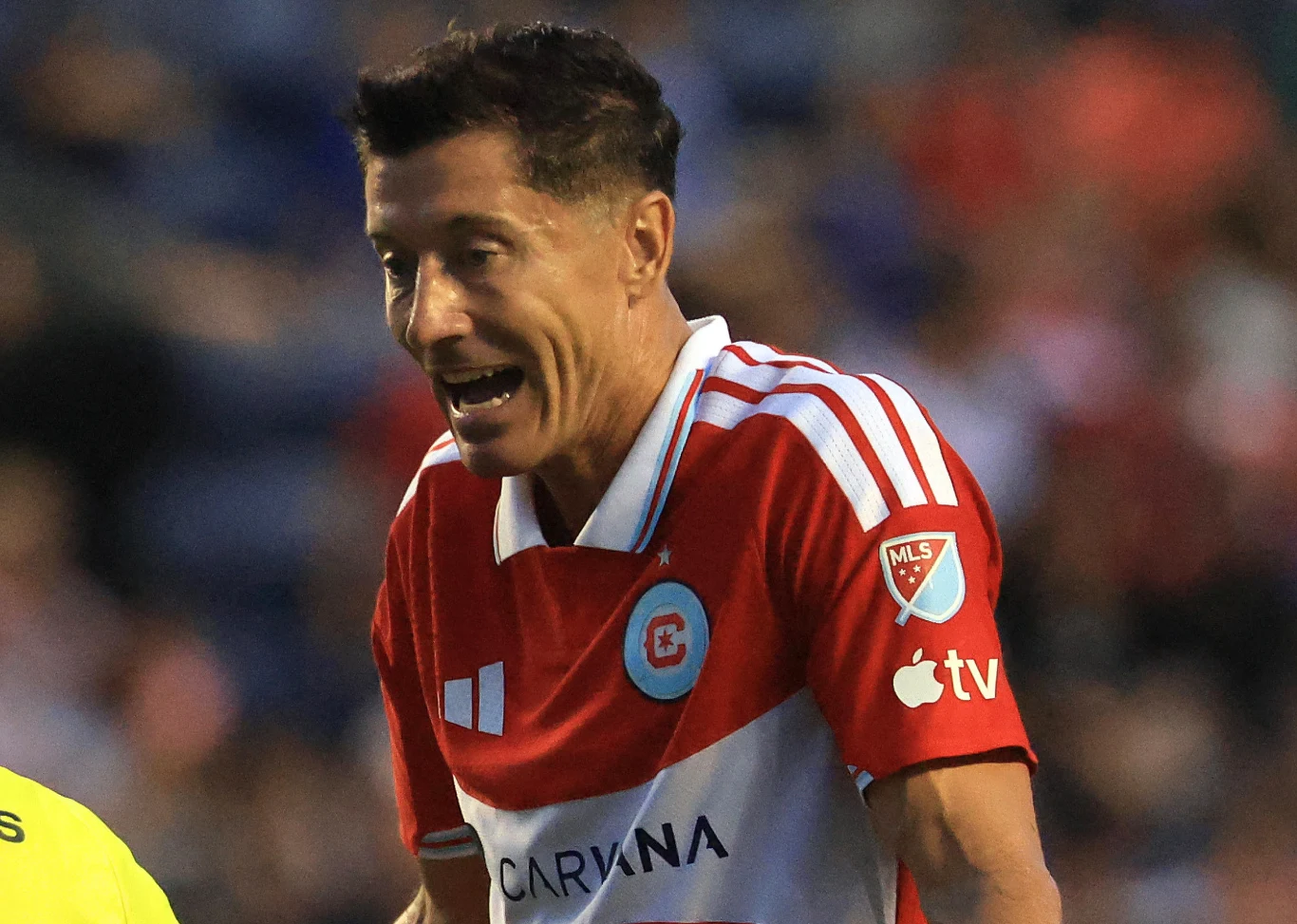 Robert Lewandowski w barwach Chicago Fire Robert Lewandowski w stroju Chicago Fire z herbem klubu i logo MLS na rękawie podczas meczu.