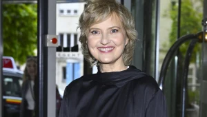 Iza Kuna nosi od dawna. Satynowa bluzka doda elegancji każdej stylizacji