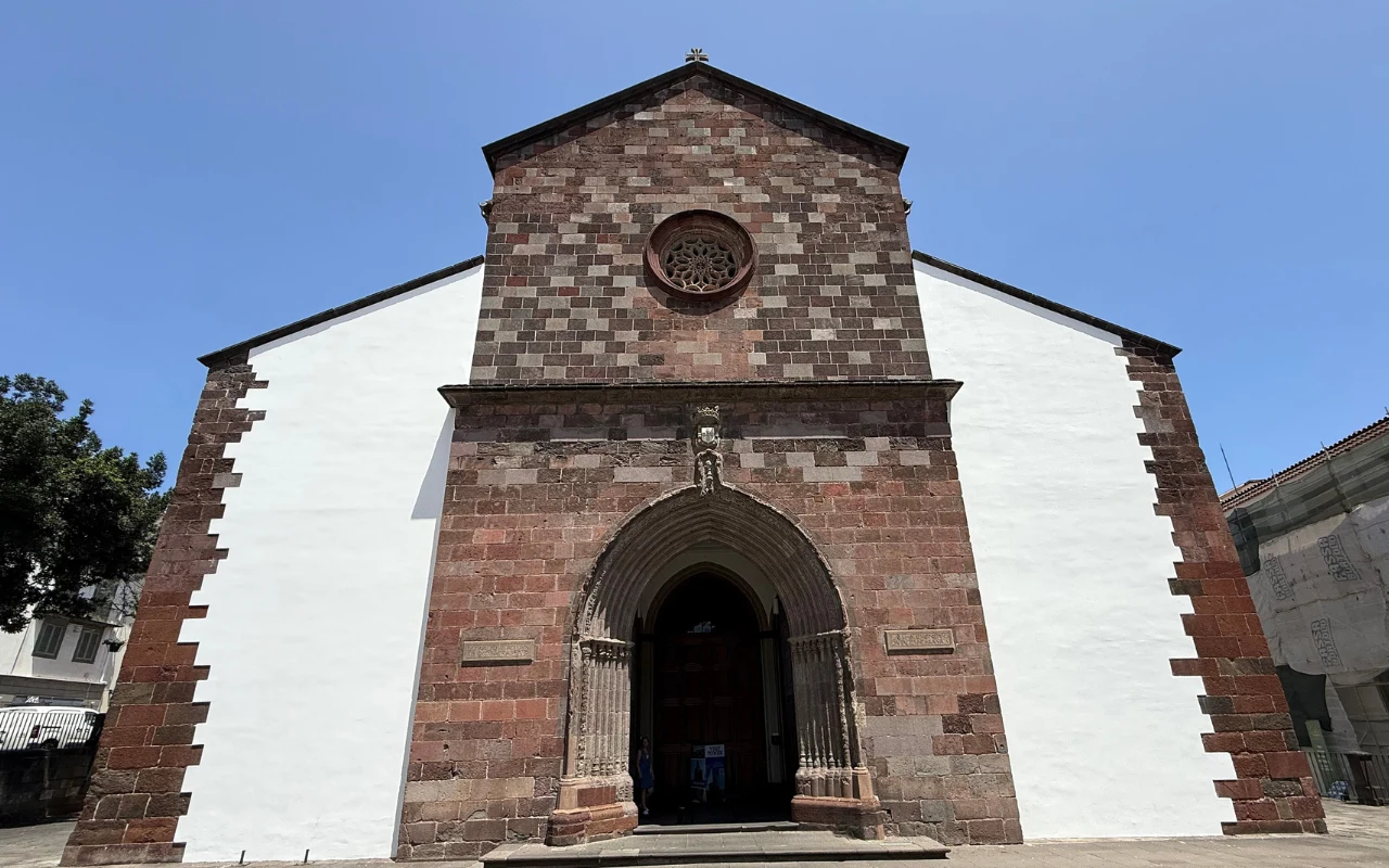 Katedra w Funchal. To tutaj Ronaldo ma powiedzieć Georginie „tak” Kamienny kościół z romańskim portalem, ozdobnym okrągłym oknem i kontrastem białych ścian bocznych względem ceglanej fasady.
